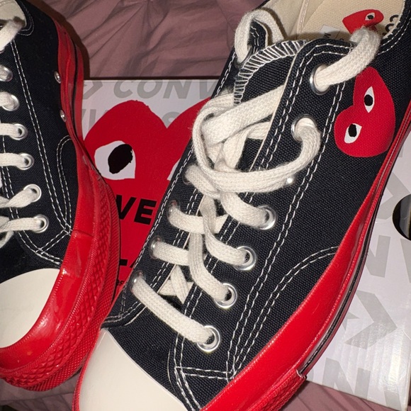 Red converse - Picture 3 of 4